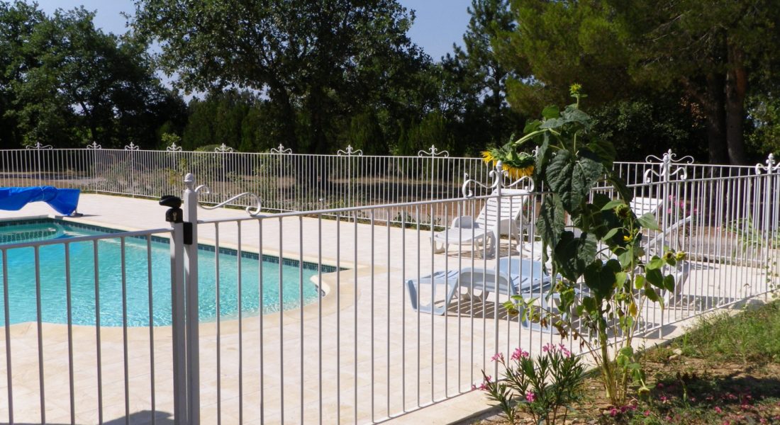 clôture en fer blanc pour piscine par Ferronnerie Martinelli