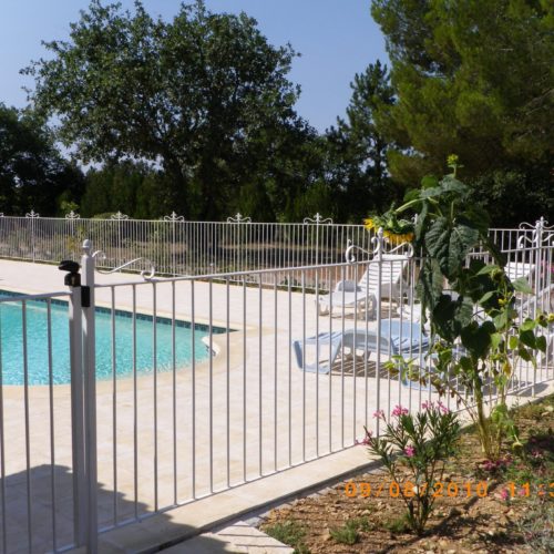 clôture en fer blanc pour piscine par Ferronnerie Martinelli