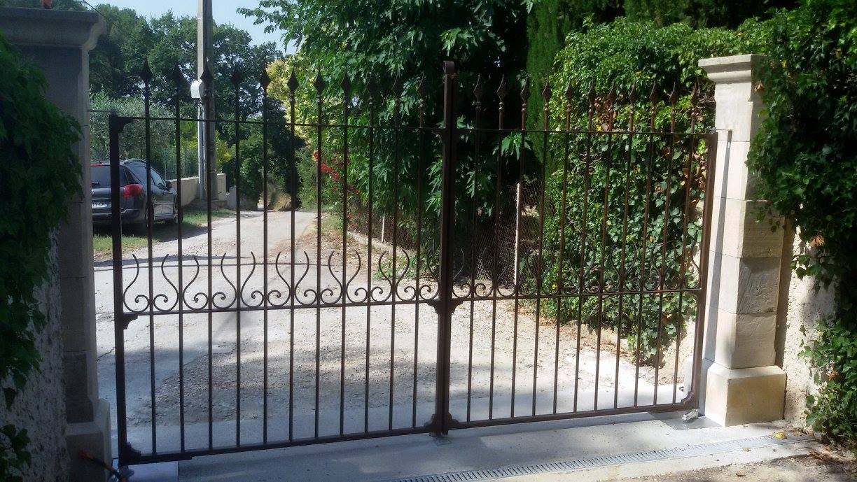 Portail en fer forgé ouvert par Ferronnerie Marintelli dans le Vaucluse