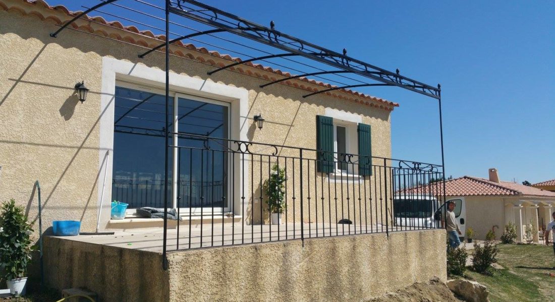 Pergola avec garde-corps réalisée par Ferronnerie Martinelli Althen les Paluds Vaucluse