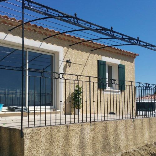 Pergola avec garde-corps réalisée par Ferronnerie Martinelli Althen les Paluds Vaucluse