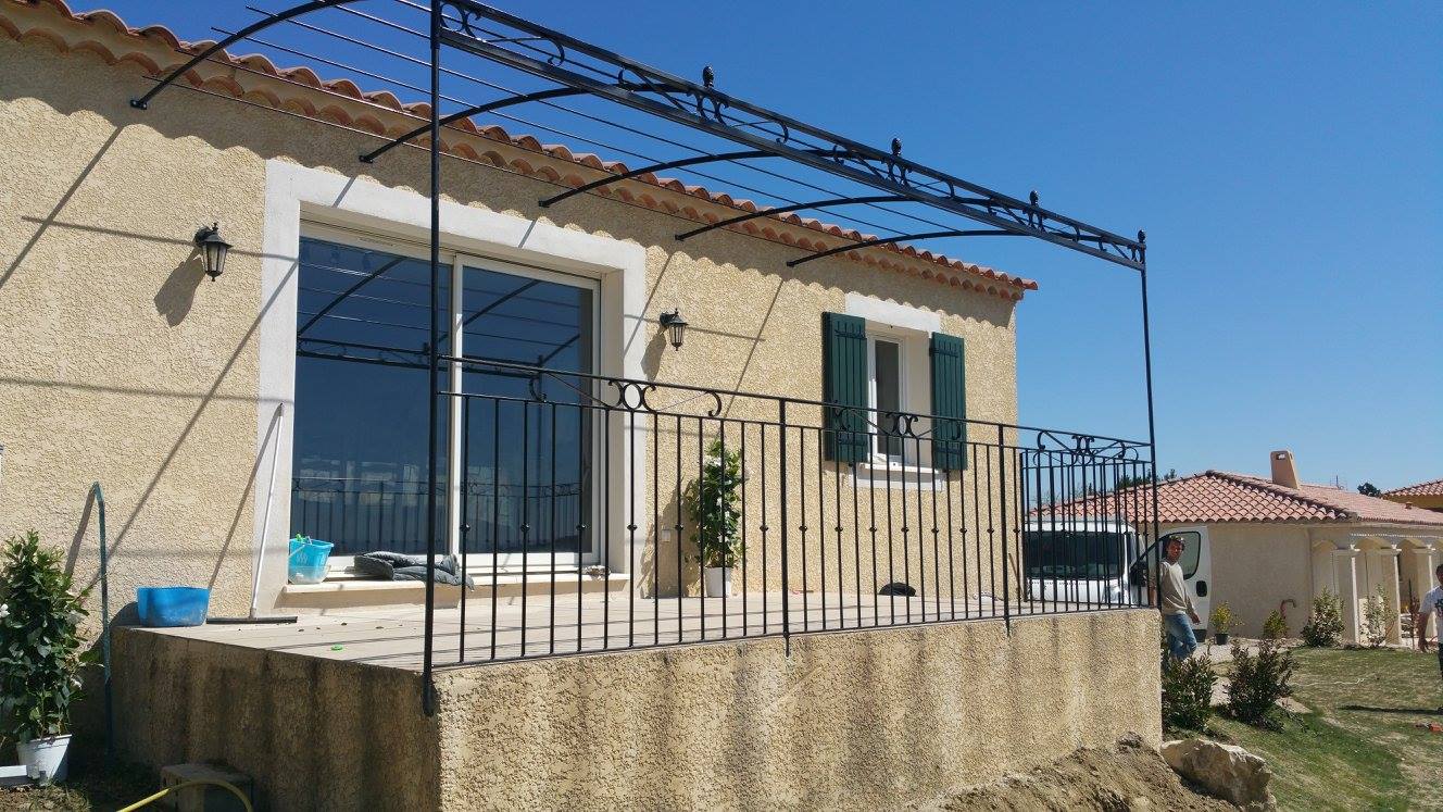 Pergola avec garde-corps réalisée par Ferronnerie Martinelli Althen les Paluds Vaucluse