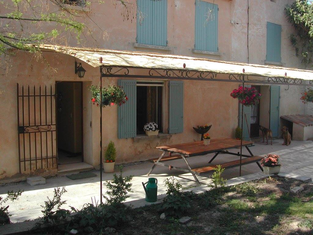 Pergola l'élégance du naturel par Ferronnerie Martinelli Althen les Paluds