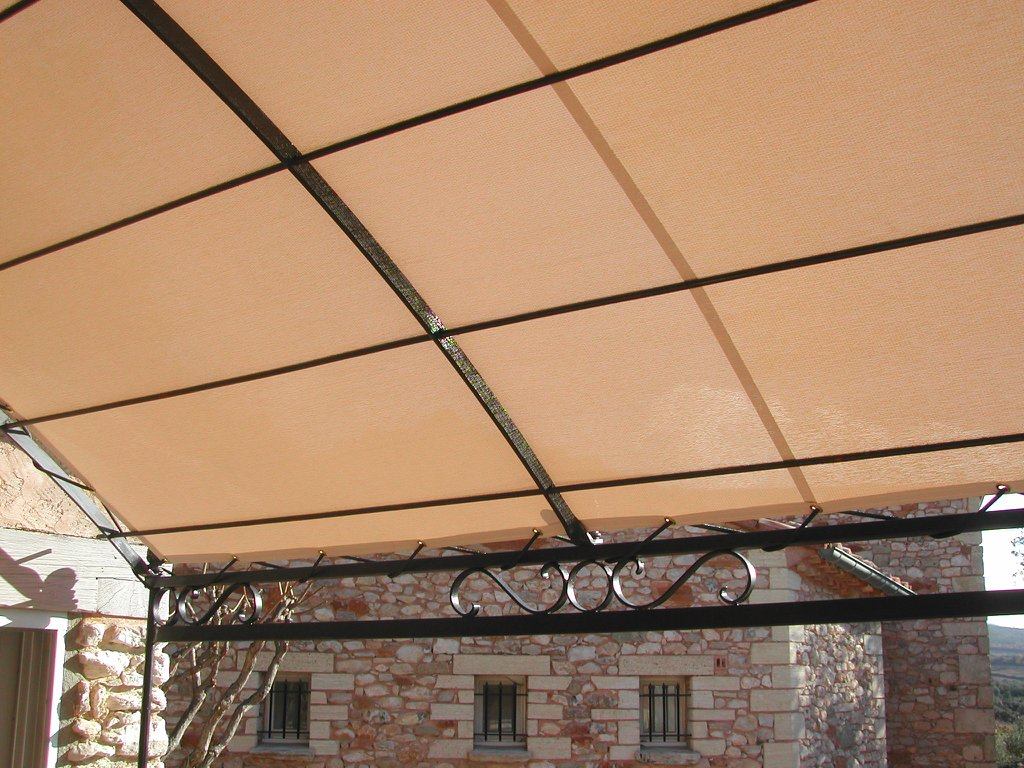 Pergola pour terrasse par Ferronnerie Martinelli Althen les Paluds Vaucluse.