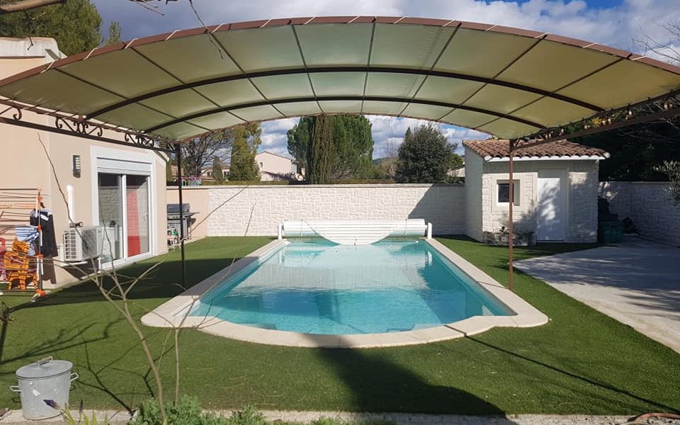 Pergola abri piscine protection soleil été ferronnerie martinelli althen vaucluse