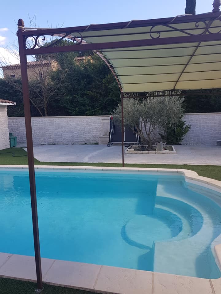 Pergola abri piscine protection soleil été ferronnerie martinelli althen vaucluse